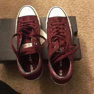 Converse Women’s Sneakers (Burgundy)
